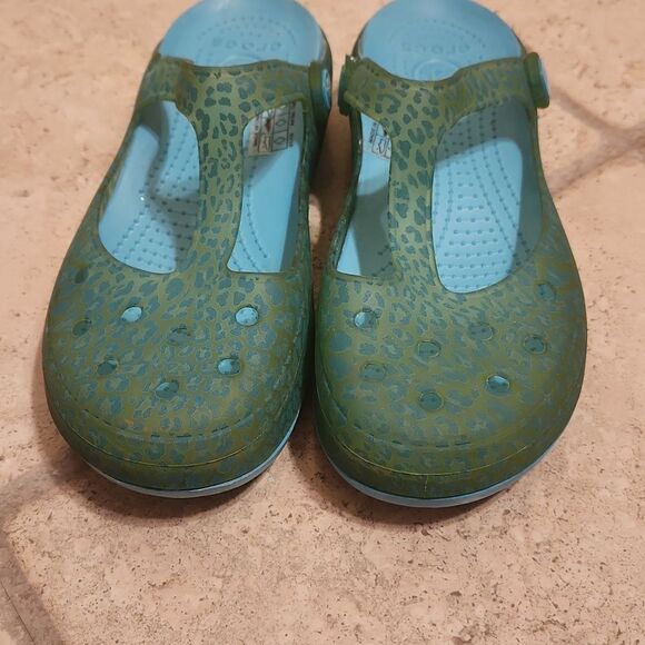 Crocs Women's "Carlie" Blue & Green Leopard-Print Mary Jane Clogs Size 6 - Picture 3 of 11